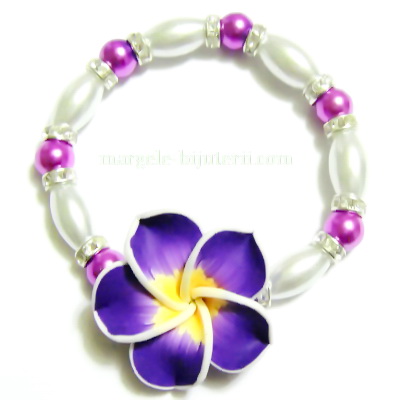 Bratara cu perle albe, mov si floare plumeria violet