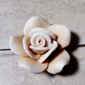 Margele polymer, floare alba cu caramel, 28~30x14~17mm