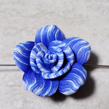 Margele polymer, floare alba cu albastru, 28~30x14~17mm