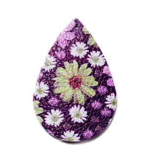 Pandantiv piele ecologica, violet cu flori multicolore, lacrima 55x35x2mm