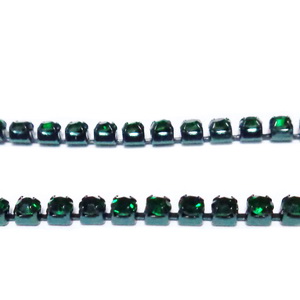 Margele montee rhinestone, insiruite, sticla verde smarald pe baza verde, 2x2mm