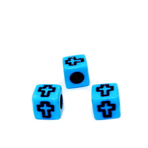 Margele plastic bleu, cubice, cu cruciulite negre, 6x6x6mm