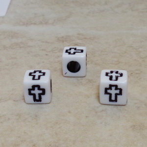 Margele plastic albe, cubice, cu cruciulite negre, 6x6x6mm