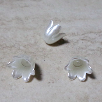 Flori plastic ABS, perlate, albe(crem), 10x11x8.5mm
