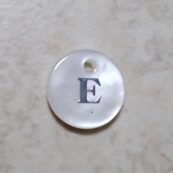 Pandantiv sidef alb, cu litera E, 13x2mm