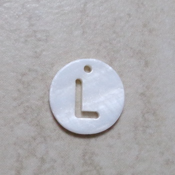 Pandantiv sidef alb, cu litera L, decupata, 12x1.5mm