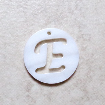 Pandantiv sidef alb, cu litera E, decupata, 14.5x1.5mm