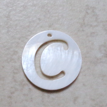 Pandantiv sidef alb, cu litera C, decupata, 14.5x1.5mm