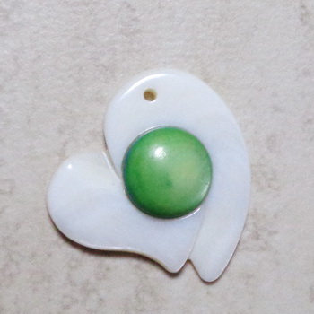 Pandantiv sidef alb, inima 27x25.5x6mm, cabochon verde de 10mm
