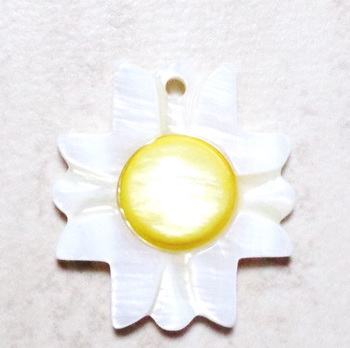 Pandantiv sidef alb, floare 27~28x24.5x5~6mm, cabochon portocaliu de 10mm