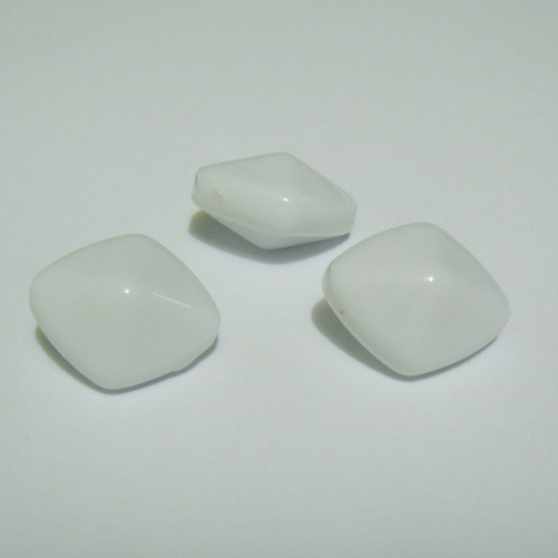 Margele plastic alb, romb 16x14mm
