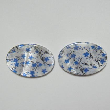Perle plate sidef alb cu albastru, 25x18x3mm, orificiu 1mm