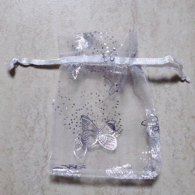 Saculet organza alb cu flutursi argintii, 9x7cm, interior 7x7cm