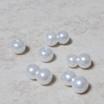 Perle sticla albe, 6 mm-lipite, unele putin deformate