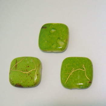 Margele plastic verde deschis cu auriu 17x17mm