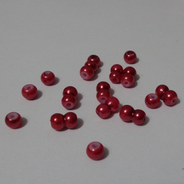 Perle sticla rosu inchis, 4mm-lipite, cu alb la orificiu 10 buc
