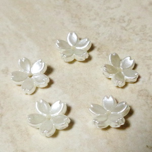 Floare cu 5 petale, plastic ABS, imitatie perle plastic, crem deschis,11x4mm 1 buc