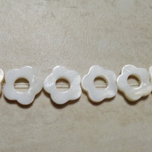 Sidef crem, floare 15x15x3mm, interior 6.5mm 1 buc