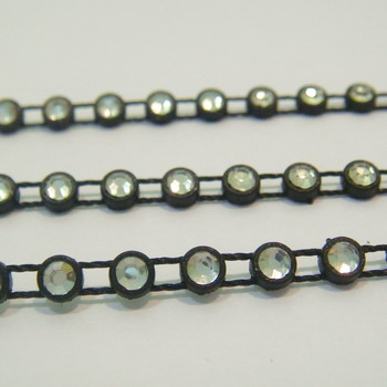 Margele rhinestone, 5mm, pe ata neagra 1 m