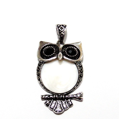 Pandantiv argintiu antichizat, bufnita 50x32mm, cabochon sidef alb 25mm