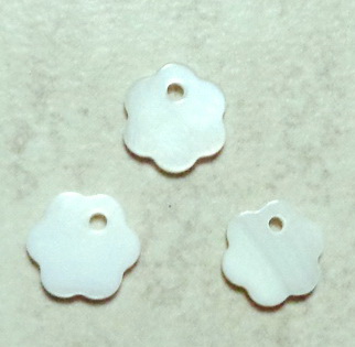 Pandantiv sidef alb, floare 13~14x2~3mm 1 buc