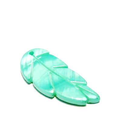 Pandantiv sidef verde deschis, frunza 33x14x3mm