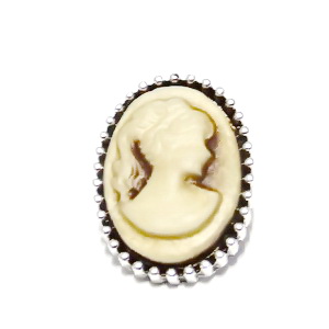 Brosa argintiu inchis, cabochon rasina crem,  Camee, 20x15mm