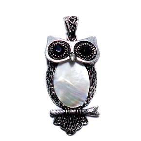Pandantiv argintiu antichizat, bufnita 64x28mm, cabochon sidef 25x18 mm