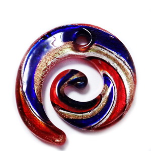 Pandantiv Murano, rosu cu argintiu, auriu si albastru, spirala 49x46x6mm 1 buc