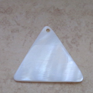 Pandantiv sidef crem, triunghiular, 27x25x2mm