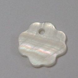 Pandantiv sidef crem, floare 16x16x2mm 1 buc