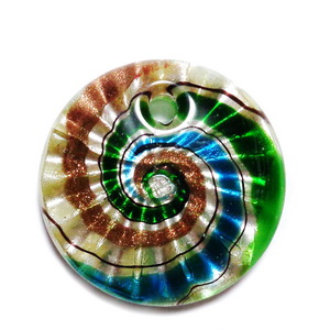 Pandantiv Murano, verde cu spirale si glitter auriu, 45x10mm
