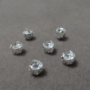 Margele montee rhinestone, sticla transparenta pe baza argintie, 4x4x4mm