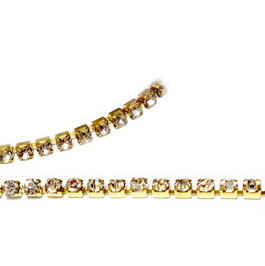 Cristale rhinestone, patrate, transparenta, de cusut, 2.5x2.5mm, pe baza metalica aurie 1 m