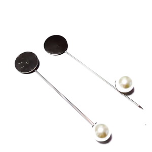 Ace brosa, argintiu inchis, 77x1.2mm, platou 15mm, perla plastic crem de 10mm