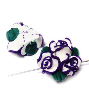 Margele polymer, buchet 3 flori albe cu violet, 22-23mm 1 buc