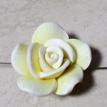 Margele polymer, floare galbena cu fucsia, alb si negru, 40x15mm 1 buc