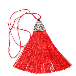 Ciucuri ata matasoasa rosie cu accesorii plastic cu aspect tibetan, 80x20x11mm 1 buc