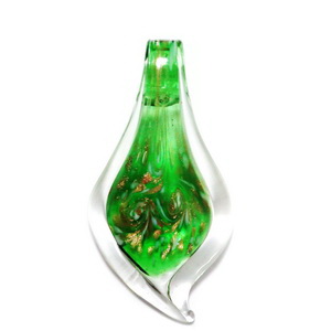 Pandantiv Murano, frunza verde cu glitter auriu, 65~76x30~35mm