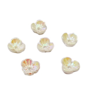 Flori plastic alb, placat multicolor, 6x6x2.5mm 1 buc