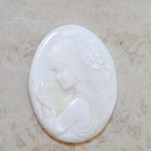 Cabochon sidef cu camee, alb, 30x22mm