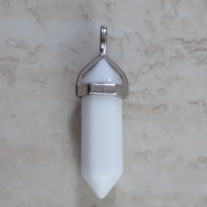 Pandantiv sticla, imitatie jad alb, 38x8mm cu agatatoare argintiu inchis 1 buc