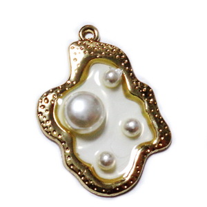 Pandantiv auriu cu rasina epoxidica, cu perle in interior, 35x26x6mm 1 buc