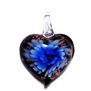 Pandantiv Murano negru cu floare albastra, inima 48x37x12mm 1 buc