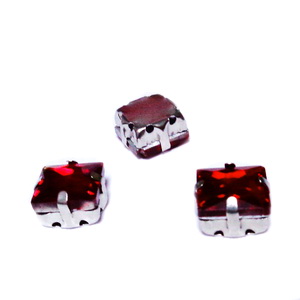 Margele montee rhinestone, sticla, patrate, rosii, 8x8x5.5mm