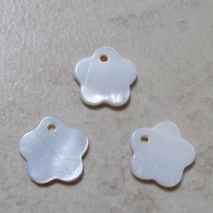 Pandantiv sidef crem, floare  11~12x11~12x2mm