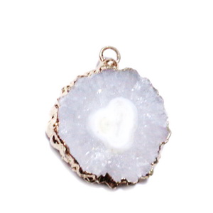 Pandantiv druzy agate alb cu gri, electroplacat cu auriu pe margine, 25x21x5mm 1 buc