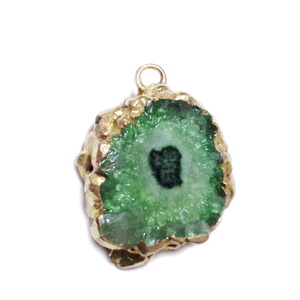 Pandantiv druzy agate verde, electroplacat cu auriu pe margine, 26x21x5mm 1 buc