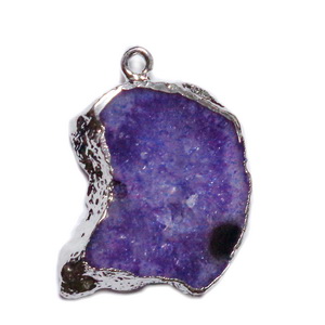Pandantiv druzy agate, violet cu argintiu pe margine, 52x26x7mm 1 buc
