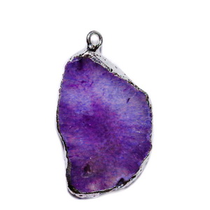 Pandantiv druzy agate, violet cu argintiu pe margine, 35x29x5mm 1 buc